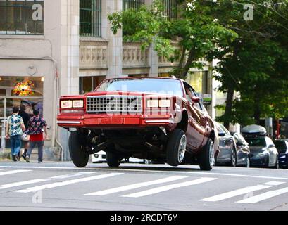 Chevrolet Monte Carlo aus den 1980er Jahren, ein Low-Rider-Tanzwagen mit hydraulischer Federung, der durch den Seattle Washington State USA fährt Stockfoto