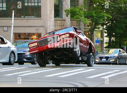 Chevrolet Monte Carlo aus den 1980er Jahren, ein Low-Rider-Tanzwagen mit hydraulischer Federung, der durch den Seattle Washington State USA fährt Stockfoto