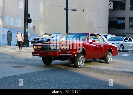 Chevrolet Monte Carlo aus den 1980er Jahren, ein Low-Rider-Tanzwagen mit hydraulischer Federung, der durch den Seattle Washington State USA fährt Stockfoto