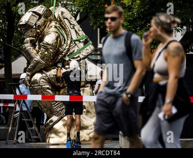 AMSTERDAM - das Kunstwerk The Thinker von Joseph Klibansky wird auf dem Rembrandtplein platziert. Diese Statue ist eine Hommage an den Künstler Rembrandt van Rijn. ANP REMKO DE WAAL niederlande raus - belgien raus Stockfoto