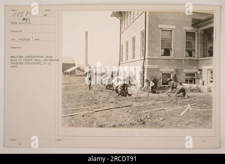 Soldaten aus den USA Die Armee-Einheit Mooseheart Training sieht, wie sie einen Bürgersteig in der Purity Hall baut. Diese Aktivität war Teil ihres Trainings im 1. Weltkrieg. Das Bild wurde am 27. April 1919 aufgenommen und ist mit der Beschreibungsnummer AUSGESTELLTER AU-SOLDATEN beschriftet. Dieses Bild ist als „nur zur offiziellen Verwendung“ klassifiziert. Stockfoto