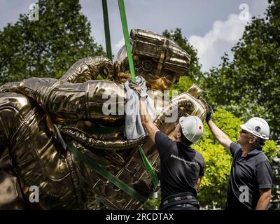 AMSTERDAM - das Kunstwerk The Thinker von Joseph Klibansky wird auf dem Rembrandtplein platziert. Diese Statue ist eine Hommage an den Künstler Rembrandt van Rijn. ANP REMKO DE WAAL niederlande raus - belgien raus Stockfoto