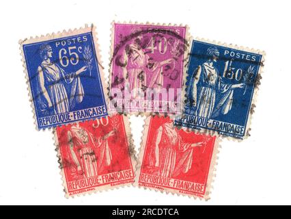 Klassische Briefmarken aus Frankreich auf weißem Hintergrund. Stockfoto