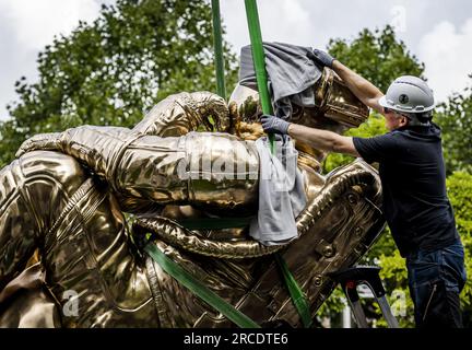 AMSTERDAM - das Kunstwerk The Thinker von Joseph Klibansky wird auf dem Rembrandtplein platziert. Diese Statue ist eine Hommage an den Künstler Rembrandt van Rijn. ANP REMKO DE WAAL niederlande raus - belgien raus Stockfoto