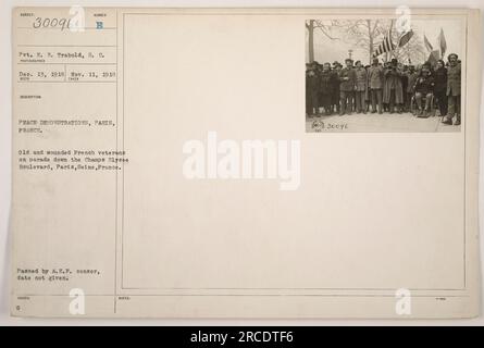 Französische Veteranen auf der Champs Elysee in Paris, als Teil von Friedensdemonstrationen. Das Foto wurde am 13. Dezember 1918 aufgenommen, kurz nach dem Ende des Ersten Weltkriegs Das Foto wurde von Pvt. E. R. Trabold aufgenommen und die Nummer des Fotografen ist 30096B. Das Bild wurde vom A.E.F.-Zensor übergeben und das genaue Datum des Fotos ist unbekannt. Abkürzungen wie „SECO“ und „ISSUED e NOTEB folis 30096“ sind in der Beschreibung nicht definiert. Stockfoto