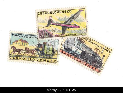 Alte Briefmarken aus der Tschechoslowakei auf weißem Hintergrund. Stockfoto