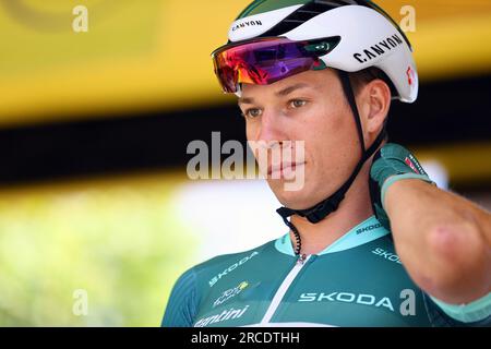 Chatillon Sur Chalaronne, Frankreich. 14. Juli 2023. Belgischer Jasper Philipsen von Alpecin-Deceuninck, abgebildet zu Beginn der Etappe 13 des Radrennen Tour de France, von Chatillon-sur-Chalaronne bis Grand Colombier (137, 8 km), Frankreich, Freitag, 14. Juli 2023. Die diesjährige Tour de France findet vom 01. Bis 23. Juli 2023 statt. BELGA FOTO DAVID PINTENS Kredit: Belga News Agency/Alamy Live News Stockfoto