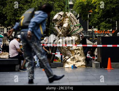 AMSTERDAM - das Kunstwerk The Thinker von Joseph Klibansky wird auf dem Rembrandtplein platziert. Diese Statue ist eine Hommage an den Künstler Rembrandt van Rijn. ANP REMKO DE WAAL niederlande raus - belgien raus Stockfoto