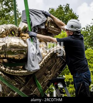 AMSTERDAM - das Kunstwerk The Thinker von Joseph Klibansky wird auf dem Rembrandtplein platziert. Diese Statue ist eine Hommage an den Künstler Rembrandt van Rijn. ANP REMKO DE WAAL niederlande raus - belgien raus Stockfoto