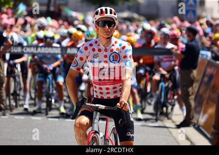 Chatillon Sur Chalaronne, Frankreich. 14. Juli 2023. US' Neilson Powless von EF Education-EasyPost zu Beginn der Stufe 13 des Radrennen Tour de France, von Chatillon-sur-Chalaronne bis Grand Colombier (137, 8 km), Frankreich, Freitag, 14. Juli 2023. Die diesjährige Tour de France findet vom 01. Bis 23. Juli 2023 statt. BELGA FOTO DAVID PINTENS Kredit: Belga News Agency/Alamy Live News Stockfoto