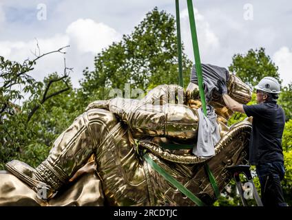 AMSTERDAM - das Kunstwerk The Thinker von Joseph Klibansky wird auf dem Rembrandtplein platziert. Diese Statue ist eine Hommage an den Künstler Rembrandt van Rijn. ANP REMKO DE WAAL niederlande raus - belgien raus Stockfoto