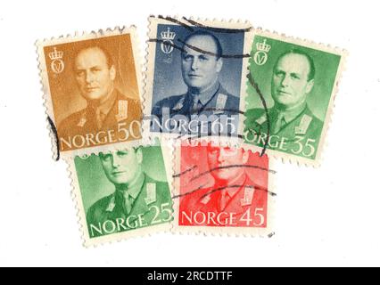 Klassische Briefmarken aus Norwegen auf weißem Hintergrund. Stockfoto