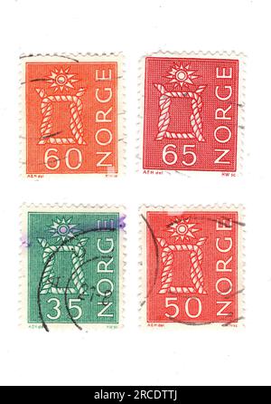 Klassische Briefmarken aus Norwegen auf weißem Hintergrund. Stockfoto