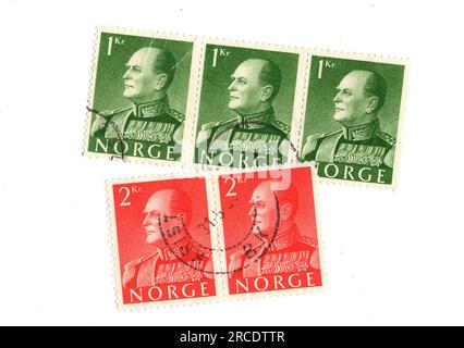 Klassische Briefmarken aus Norwegen auf weißem Hintergrund. Stockfoto