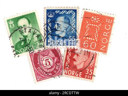 Klassische Briefmarken aus Norwegen auf weißem Hintergrund. Stockfoto