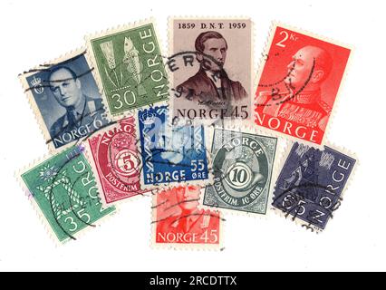 Klassische Briefmarken aus Norwegen auf weißem Hintergrund. Stockfoto