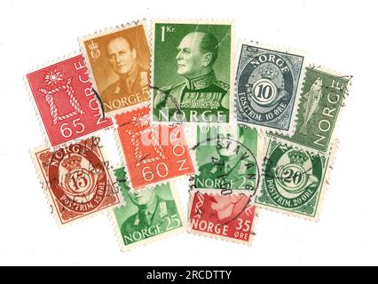 Klassische Briefmarken aus Norwegen auf weißem Hintergrund. Stockfoto