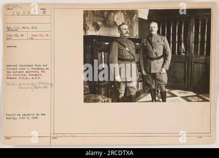 General Ferdinand Foch und General John J. Pershing treffen sich am 17. Juni 1918 im Quartier von General Pershing in Val des Ecoliers, Chaumont, Frankreich. Dieses Foto wurde von Sergeant L.J. gemacht Rade vom Signalkorps. Zensiert und ausgestellt am 2. Juli 1918. Stockfoto