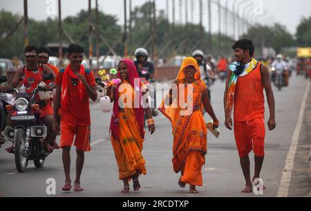 Prayagraj, Indien. 14/07/2023, indische Anhänger wandern, nachdem sie während der jährlichen Kanwar Yatra (eine religiöse Prozession) während des heiligen Monats Shrawan von Hindu Calender Wasser aus dem Fluss ganges genommen haben, um ihren Fürsten Shiva Prayagraj, Indien, zu verehren. Kredit: Anil Shakya/Alamy Live News Stockfoto