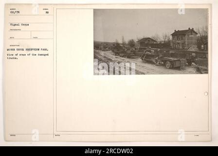 Ansicht mit beschädigten Fahrzeugen am Motor Truck Reception Park. Einer der Lkw, identifiziert als SIGNALKORPS NUMMER 62.076, ist im Vordergrund zu sehen. Dieses Foto wird in einem Park gemacht, der dem Empfang und der Lagerung von Kraftfahrzeugen gewidmet ist, die während des Ersten Weltkriegs bei amerikanischen Militäraktivitäten eingesetzt wurden. Stockfoto