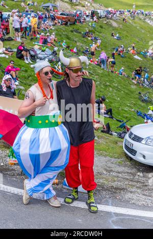 Col du Tourmalet, Frankreich - Juli 06 2023: Radsportfans warten auf das buch auf dem Gipfel des Col du Tourmalet in den Pyerenees während der Bühne Stockfoto