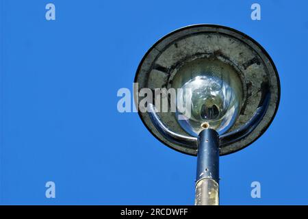 Laterne im alten, modernen Stil am sonnigen Tag mit Himmelshintergrund. Ansicht von unten Nahaufnahme. Stockfoto