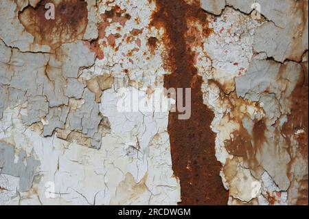 Rostige Metalloberfläche mit schäbiger Hintergrundfarbe. Strukturierte gerissene Farbe auf einer Eisenplatte. Fragment eines alten Metallgates, Metallkorrosion. Stockfoto