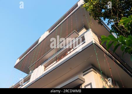 Juni 28. 2023, Dehradun Uttarakhand, Indien. Zur Dekoration hängen mehrfarbige LED-Lichtlinien von einem Dach eines indischen Hauses auf. Stockfoto