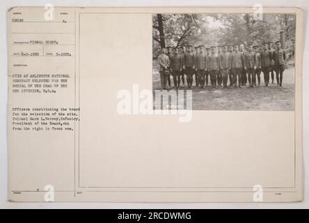 Der Nationalfriedhof Arlington wurde als Grabstätte für verstorbene Soldaten der 2. Division der US-Armee ausgewählt. Die für die Auswahl des Ortes verantwortlichen Beamten wurden fotografiert, mit Colonel Mark L. Hersay, dem Infanterievorsitzenden, der vierten Person von rechts in der ersten Reihe. Das Foto wurde im Mai 1920 aufgenommen, und das Beschreibungssymbol auf dem Foto ist RECTO 6-2-1920 AUFGENOMMEN 5-1920. Das Foto wurde vom Signalkorps mit der Identifikationsnummer 63690 aufgenommen. Die Informationen über die Offiziere und den Friedhof wurden in einem Heft mit der Identifikationsnummer veröffentlicht Stockfoto