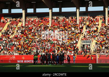 Offenbach, Deutschland. 24. Juni 2023. firo: 06/24/2023, Fußball, Freundschaftsspiel DFB Frauen-Landesspiel Nationalmannschaft Deutschland - Vietnam 2:1. Endjubilation, Jubilation, Tripper, vor den deutschen Fans mit Flaggen Credit: dpa/Alamy Live News Stockfoto