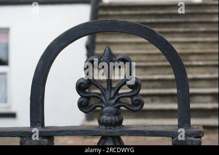 Ein Fragment eines alten schwarzen Metallzauns. Dekorativer Zaun in Dublin. Stockfoto