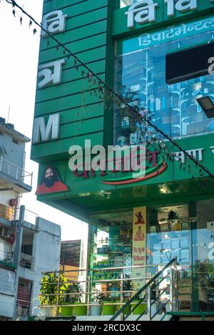 Juni 28. 2023, Dehradun Uttarakhand, Indien. Patanjali Ayurveda Mega Store an der Rajpur Road. In Indien Herstellen Stockfoto