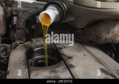 Das Befüllen des Motoröls eines Benzinmotors Stockfoto