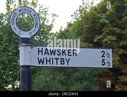 Wegweiser mit Fingerabdruck vom Yorks North Riding County Council, an der Robin Hoods Bay B1447 Station Road nach Hawsker Village und Whitby Town Stockfoto