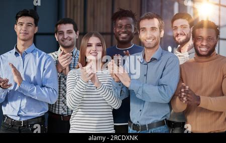 Personalwesen. Gruppenporträt von lächelnden Mitarbeitern eines freundlichen Teams aus verschiedenen ethnischen Geschlechtern, die in einem Büro zusammenstehen. Stockfoto