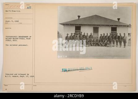 Mitarbeiter des Wilbur-Wright-Feldes, Pair-Field, Ohio, für ein Foto, das während des Ersten Weltkriegs aufgenommen wurde. Das Bild wurde von der fotografischen Abteilung des Feldes aufgenommen und die Zensur und die Freilassung durch M.I.D. Zensor fand am 16. September 1918 statt. Foto: Subjektnummer: 18538. [Der Titel ist auf die angegebenen Fakten beschränkt.] Stockfoto