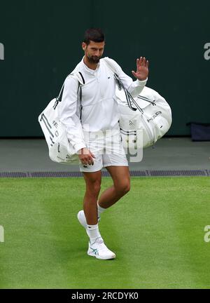 Novak Djokovic betritt den Hauptplatz vor dem Halbfinale der Gentlemen's Singles am 12. Tag der Wimbledon Championships 2023 im All England Lawn Tennis and Croquet Club in Wimbledon. Bilddatum: Freitag, 14. Juli 2023. Stockfoto