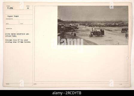Allgemeine Ansicht des Motor Truck Reception and Repair Park mit mehreren Lkws. Dieses Foto wurde von einem Fotografen des Signal Corps aufgenommen und ist Teil einer Sammlung von Fotografien, die die amerikanischen militärischen Aktivitäten während des Ersten Weltkriegs dokumentieren Stockfoto
