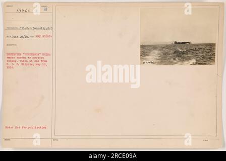 Die USA Der Navy Destroyer Henderson wird mit einem Rauchschild gesehen, um einen Konvoi auf See zu schützen. Das Foto wurde am 18. Mai 1918 von Dr. Donnelly von der U.S.S. Whipple aufgenommen. Dieses Bild zeigt amerikanische Militäraktionen während des 1. Weltkriegs Stockfoto