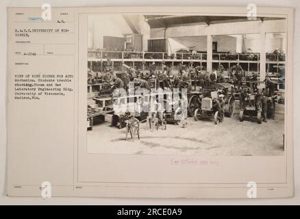 Studenten der University of Wisconsin in Madison nehmen an einem Drahtkurs für Automechanik Teil. Sie führen eine Fehlersuche im Dampf- und Gaslabor im Technikgebäude durch. Dieses Foto wurde von der S.A.T.C. aufgenommen Fotograf der University of Wisconsin. Nur zur offiziellen Verwendung. Stockfoto