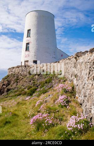 Tŵr Mawr Lighthouse auf Llanddwyn Island, Newborough Warren und Ynys Llanddwyn National Nature Reserve, Anglesey, North Wales, Großbritannien Stockfoto