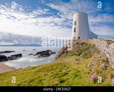 Tŵr Mawr Lighthouse auf Llanddwyn Island, Newborough Warren und Ynys Llanddwyn National Nature Reserve, Anglesey, North Wales, Großbritannien Stockfoto