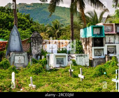 Interessanter Friedhof, am Meer in Oslob, voller Gräber, Gräber und Kammern, in denen die Verstorbenen untergebracht sind, Hunderte von weißen Kruzifixen, inmitten von, ra Stockfoto