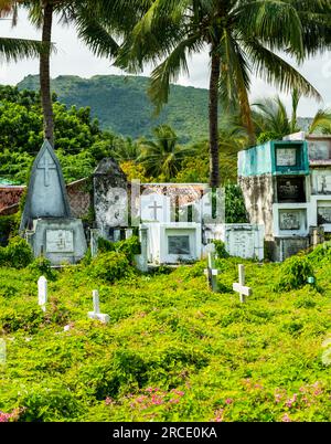 Interessanter Friedhof, am Meer in Oslob, voller Gräber, Gräber und Kammern, in denen die Verstorbenen untergebracht sind, Hunderte von weißen Kruzifixen, inmitten von, ra Stockfoto