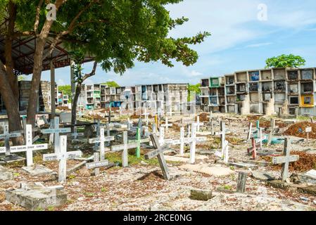 Interessanter Friedhof, am Meer in Oslob, voller Gräber, Gräber und Kammern, in denen die Verstorbenen untergebracht sind, Hunderte von weißen Kruzifixen, inmitten von, ra Stockfoto