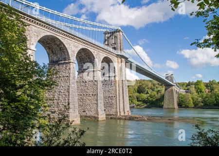 Menai-Hängebrücke über die Menai-Straße von der Isle of Anglesey und dem Festland von Wales. nordwest-Wales. UK Stockfoto