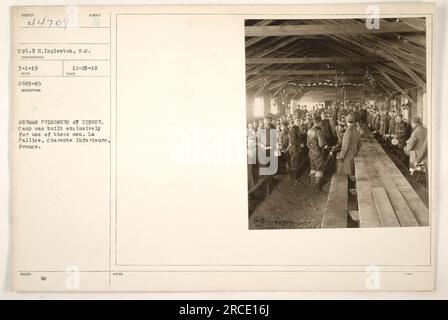 Amerikanische Soldaten, angeführt von Corporal H. Ingleston, werden in einem speziell erbauten Lager in La Pallice, Frankreich, mit deutschen Gefangenen essen gesehen. Das Foto wurde am 1. März 1919 aufgenommen. Das Lager, das ausschließlich für die gefangenen deutschen Soldaten bestimmt war, diente als vorübergehende Residenz für sie. Stockfoto