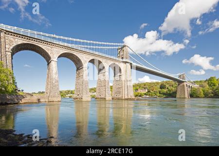 Menai-Hängebrücke über die Menai-Straße von der Isle of Anglesey und dem Festland von Wales. nordwest-Wales. UK Stockfoto