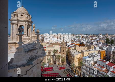 Blick aus der Vogelperspektive auf den Plaza de la Catedral mit Cadiz-Kathedrale und Kirche Santiago - Cadiz, Andalusien, Spanien Stockfoto