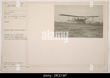 CPL. Palumbo steht neben einem Handley Page Bombenflugzeug, das auf dem Polo Field in Potomac Park, Washington D.C. landet Das Flugzeug wurde vom Präsidenten und anderen Beamten inspiziert. Das Foto wurde am 14. November 1918 aufgenommen und am 16. November 1918 erhalten. Er wurde am 19. November 1918 vom MID-Zensor ausgestellt. Stockfoto